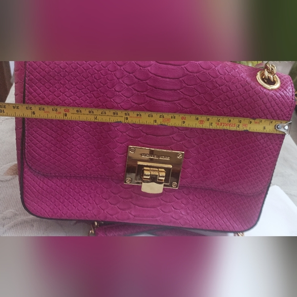 Authentic Michael Kors Tina Medium Shoulder Bag in Fuchsia - Picture 5 of 16
